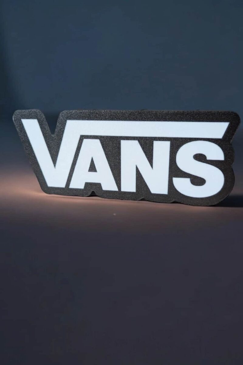 Vans logo en panneau lumineux LED 3D, design moderne avec éclairage blanc, idéal pour décoration intérieure ou boutique, fabriqué avec technologie d'impression 3D, esthétique et lumineux.