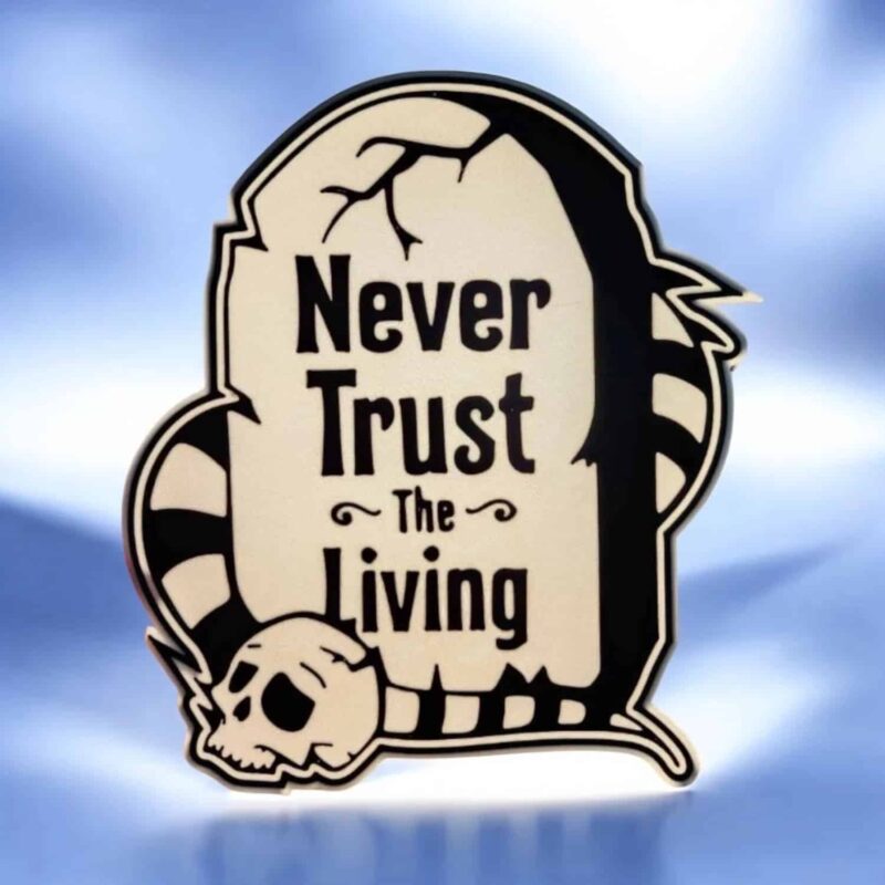 Création lumineuse 3D en forme de mur avec inscription "Never Trust The Living" et illustration de crâne, illuminée à LED, conçue par Infinity 3D Print, idéale pour décoration et ambiance mystérieuse.
