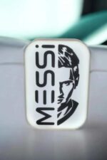 Étiquette lumineux 3D avec logo et texte "Suisse" en noir sur fond blanc, conçue avec impression 3D pour une décoration moderne.