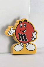 M&m's éclairage 3D panneau lumineux décoration ludique design original couleurs vives amusantes.