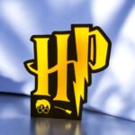 Luminaire LED 3D personnalisée à l'effigie de Harry Potter avec lettres jaunes illuminées, idéale pour décoration moderne ou cadeau original.