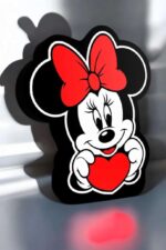 Profile 3D print lumineux Minnie Mouse avec cœur rouge et nœud rouge, éclairage LED, décoration enfant, cadeau personnalisé, création lumineuse moderne pour chambre d’enfant.
