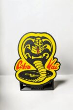 Cobra Mai logo 3D lampes LED lumineuses, décoration design et innovante, création colorée et vibrante, idéale pour espace personnel ou professionnel, fabrication artisanale par Infinity 3D Print.