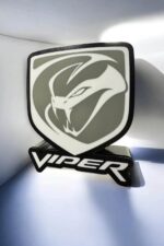 Viper logo en 3D avec éclairage LED, créée par Infinity 3D Print, mettant en valeur une mascotte de serpent agressive sur fond noir et blanc, idéal pour décoration lumineuse ou personnalisation de gadgets.
