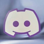 3D logo de Discord en foam épais avec bordure violette, pièce de décoration ou accessoires de personnalisation, fabriquée par Infinity 3D Print, spécialiste en créations lumineuses en 3D.