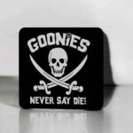Goonies logo en 3D avec drapeau de pirate et message "Never Say Die" sculpté en impression 3D, lumineux ou décoratif pour fan de films d'aventure et de pirates.