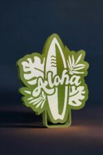 Lampe LED en forme de planche de surf avec design tropical et le mot « aloha » lumineux, idéale pour une décoration lumineuse et originale dans un style vacances ou surf.