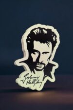 Statuette lumineuse 3D représentant Johnny Hallyday avec inscription signature, créée par Infinity 3D Print, idéale pour une décoration rétro et rock, avec éclairage LED intégré pour un effet visuel impressionnant.