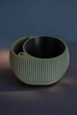 Lampe LED design en forme de boule avec une surface rayée, parfaite pour une décoration lumineuse moderne et originale, créée par Infinity 3D Print.