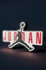 Cendrillon LED en 3D avec logo Jordan, création lumineuse par Infinity 3D Print, idéale pour une décoration moderne et tendance.