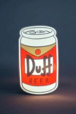 Lampe LED en forme de canette de bière avec logo DUFF, création lumineuse 3D pour décoration originale et fun. Parfaite pour un éclairage original et personnalisé.