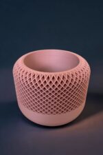Elegant vase en impression 3D avec motif géométrique complexe, couleur rose pastel, conçue pour la décoration intérieure ou comme pièce unique moderne.