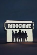 INDOCHINE logo lumineuse avec silhouette de groupe, création 3D LED, décoration murale moderne pour fans de musique et culture pop, design lumineux pour intérieur ou extérieur.