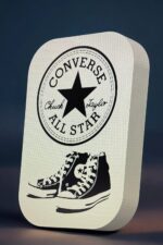 Lampe LED 3D avec logo Converse All Star et chaussures iconiques, création lumineuse originale, idéale pour la décoration intérieure ou en cadeau tendance, fabriquée par Infinity 3D Print.