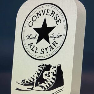 Lampe LED 3D avec logo Converse All Star et chaussures iconiques, création lumineuse originale, idéale pour la décoration intérieure ou en cadeau tendance, fabriquée par Infinity 3D Print.