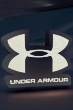 LED logo Under Armour illuminé, design moderne et lumineux pour décoration intérieure ou promotionnelle.