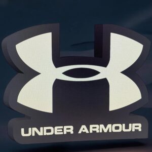 LED logo Under Armour illuminé, design moderne et lumineux pour décoration intérieure ou promotionnelle.
