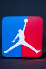 Lampe LED 3D avec logo Jumpman coloré, création lumineuse moderne inspirée du basketball, idéale pour décoration intérieure ou ambiance sportive.