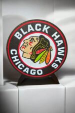 2. Panneau lumineux 3D avec logo Chicago Blackhawks, éclairage LED, design détaillé, idéal pour décoration intérieure et fans de hockey.