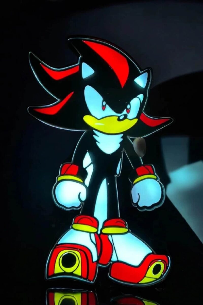 Sonic the Hedgehog en création lumineuse 3D avec LED, illuminant les couleurs vives de la figurine dans l'obscurité. Ce trépied lumineux apporte une touche de nostalgie et de design moderne dans votre intérieur.