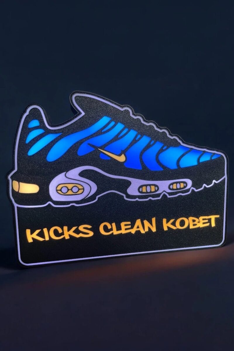 Verrière LED en 3D d'une chaussure Nike Air Max avec éclairage coloré bleu, violet et orange, mettant en avant un design lumineux et moderne pour une décoration unique.