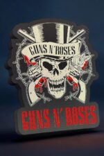 Guns N' Roses logo en sticker lumineux 3D avec crâne, chapeau haut de forme, roses et éléments de barbelé, illuminé par LED, parfait pour décoration rock ou fan de groupe.
