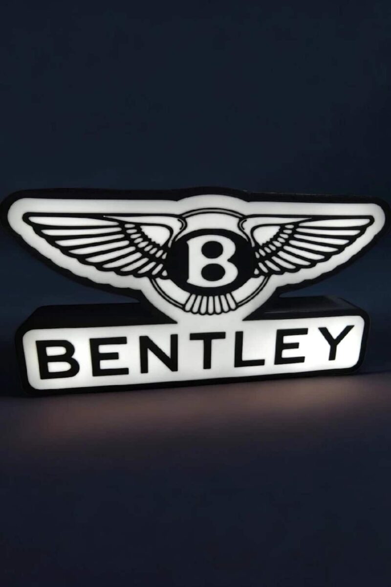 1746616283.jpeg Bentley logo néon lumineux, éclairage LED blanc avec branding détaillé, design élégant et moderne, idéal pour décoration intérieure ou en tant qu'élément de signalisation personnalisé.