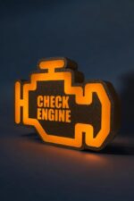 Led en forme de moteur avec inscription "Check Engine" illuminée, création lumineuse 3D, lampe LED décorative, design customisé, idée cadeau originale pour les passionnés d'automobile, décoration moderne.