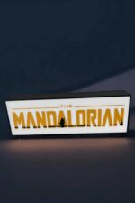 LED lampes design The Mandalorian inspirées de la série, éclairant élégamment avec logo lumineux, parfait pour décoration intérieure ou fan de la franchise Star Wars.