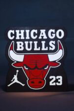 3. Sticker lumineux 3D de la tête de taureau Chicago Bulls avec logo Jordan, idéal pour-themed basketball fans et décorations sportives ultra-lumineuses.