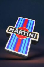 Plexiglas lumineux avec logo Martini en 3D, éclairé LED coloré, design moderne et personnalisé, idéal pour décoration, événement ou collection de créations lumineuses uniques.