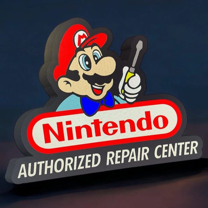 1746983668.jpeg Mario souriant avec un tournevis dans la main, logo Nintendo en arrière-plan, création lumineuse 3D avec LED, décoration gaming, artisanat personnalisé, publicité pour Nintendo, objet de décoration jeu vidéo unique.