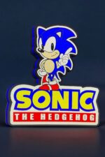 Sonic la tête de hérisson en LED lumineuse, création 3D, design coloré et original, parfait pour une décoration moderne ou une lampe d'ambiance pour fans de jeux vidéo.