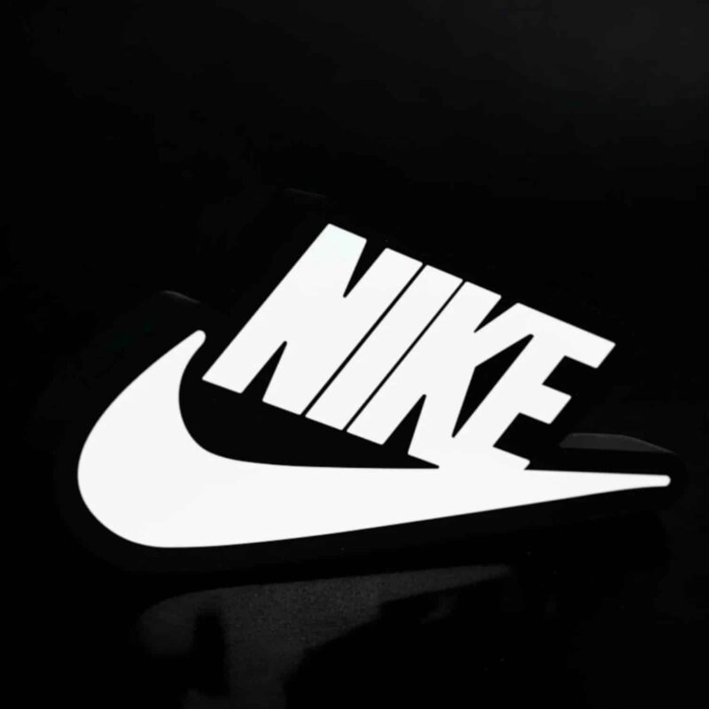 Logo Nike lumineux en LED sur fond noir.