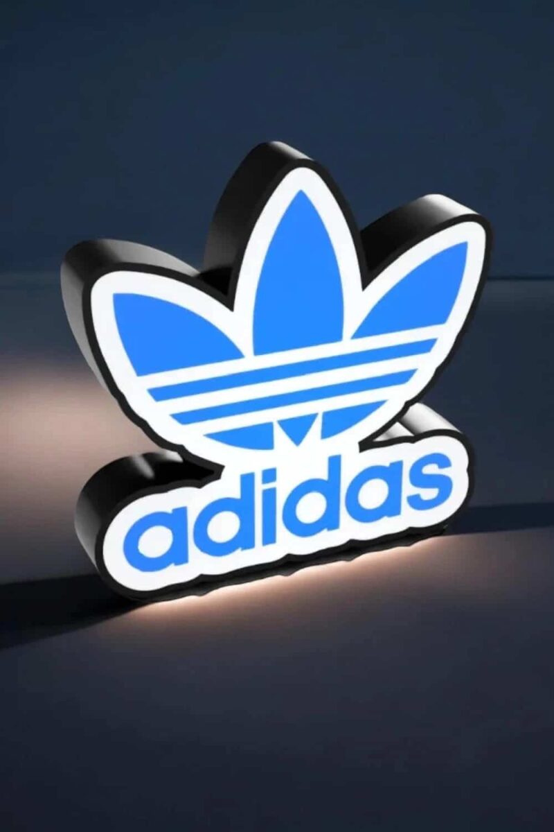 LED lumineux logo Adidas en 3D avec coque noire, éclairage bleu et blanc, création lumineuse originale pour décoration moderne et tendance.