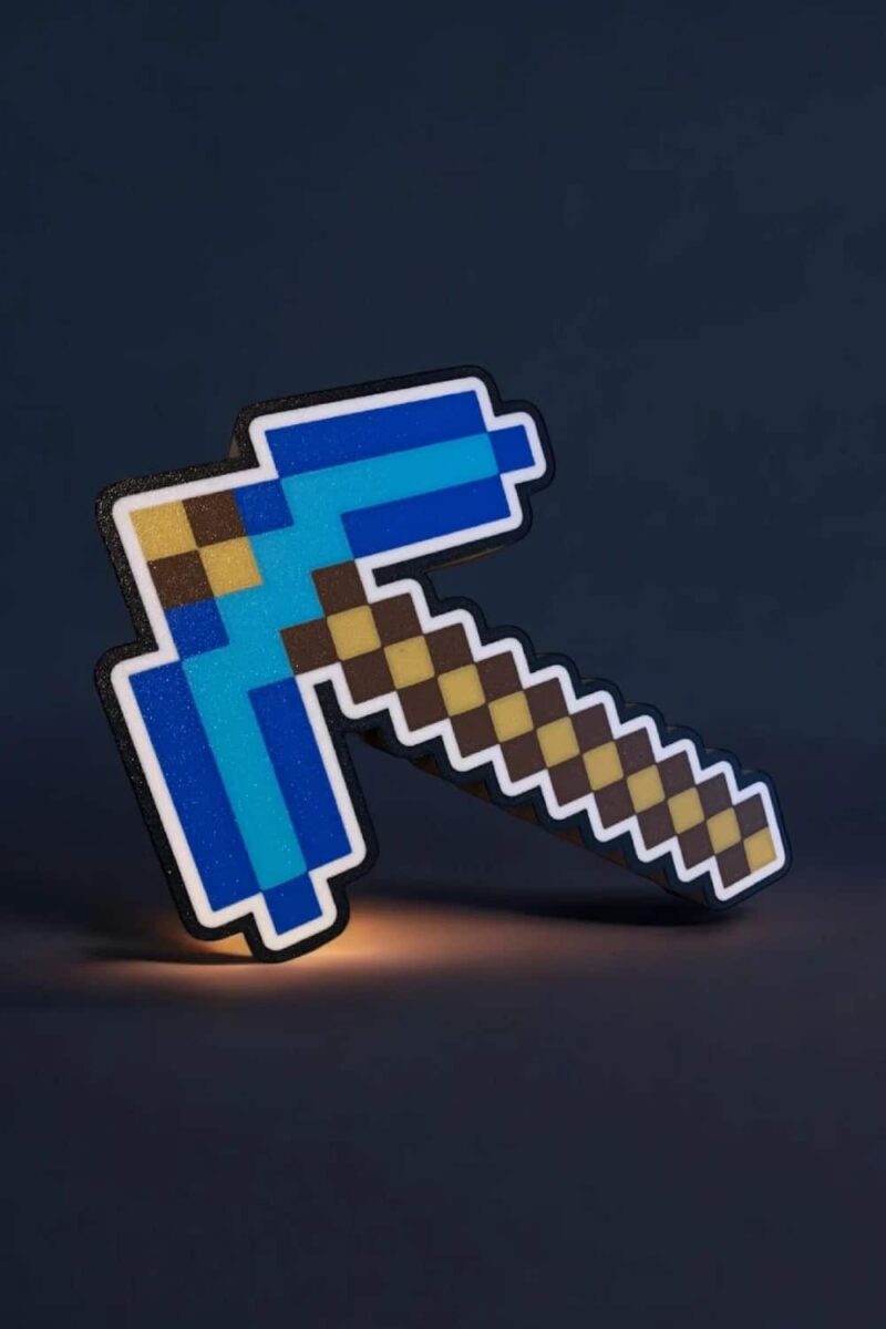 Pixel art pioche en LED, création lumineuse 3D, décoration enfant, déco gaming rétro, lampe LED personnalisée, design original pour chambre ou bureau.