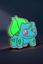 Silhouette lumineuse de Bulbizarre, Pokémon emblématique, en impression 3D avec éclairage LED, colorée et détaillée, idéal pour la décoration ou collection.