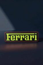 Ferrari logo lumineuse 3D, lampe LED décorative avec motif de marque, création lumineuse innovante, idéale pour décoration intérieure ou collection exclusive.