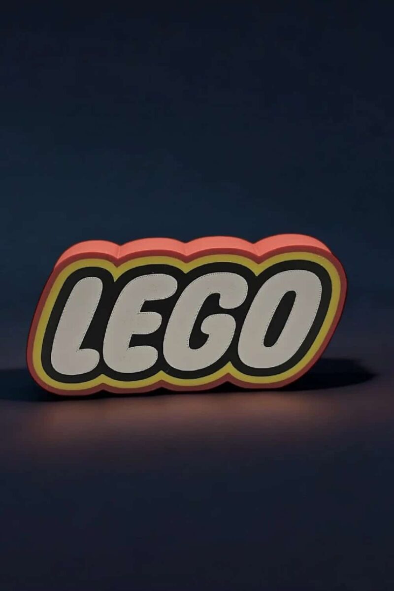Lego logo LED lampe lumineuse en 3D avec design coloré, création personnalisée en impression 3D pour décoration ou collection.