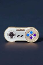 Controlleur de jeu rétro super nintendo miniature LED, création lumineuse 3D, lampe LED décorative en forme de manette, design unique, idéal pour la décoration d'intérieur et passionnés de jeux vidéo, éclairage personnalisé.