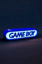 LED lumineuse Game Boy en acrylique, lampe rétro inspirée de la console portable iconique, éclairage bleu vibrant pour décoration gaming.