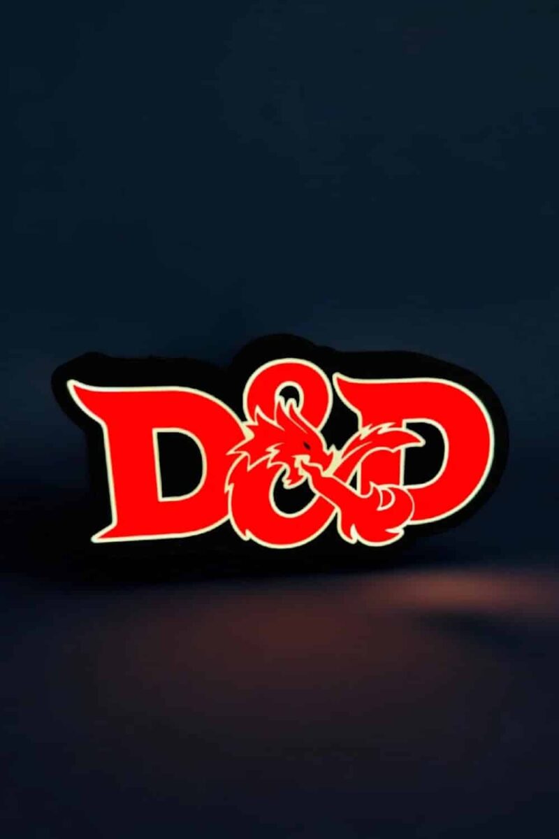 D&D logo lumineux LED avec dragon rouge, créatif et décoratif pour fans de jeux de rôle, idéal comme éclairage d'ambiance ou décoration personnalisée, affichage nocturne.