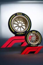 Pneu de course Pirelli 3D imprimé avec éclairage LED, présenté sur un support rouge, mettant en valeur la précision et la créativité des créations lumineuses 3D d'Infinity 3D Print.