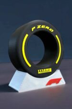Pneu de Formule 1 avec éclairage LED jaune, affichant le logo "P Zero" et "Pirelli" en relief, posé sur un socle blanc avec le logo F1 rouge, création lumineuse 3D.