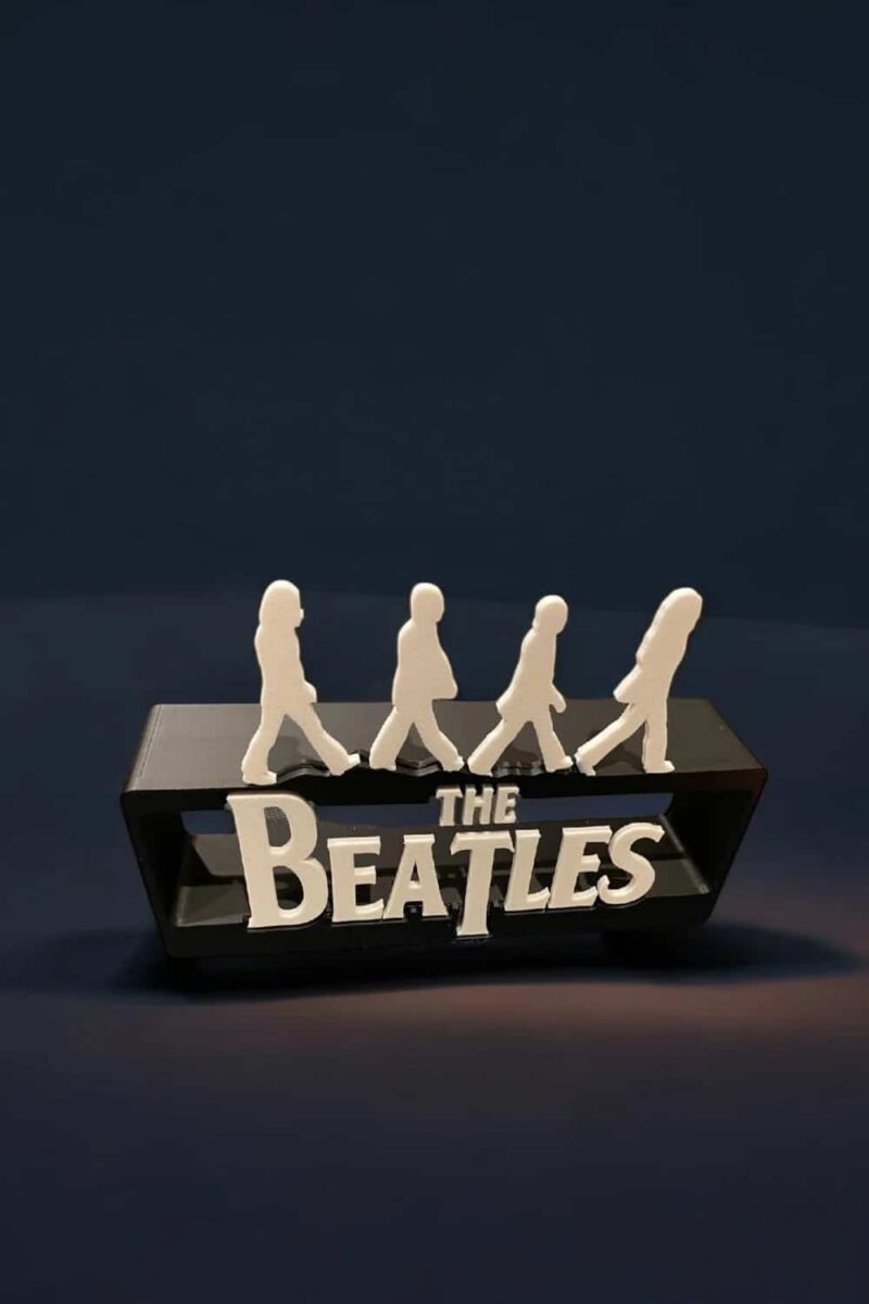 Bande lumineuse LED 3D avec silhouettes des Beatles en marche, création lumineuse originale pour décoration intérieure.