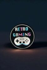 LED lumineuse LED retro gaming avec texte coloré et manette, création lumineuse 3D pour décoration gaming et fans de jeux vidéo.