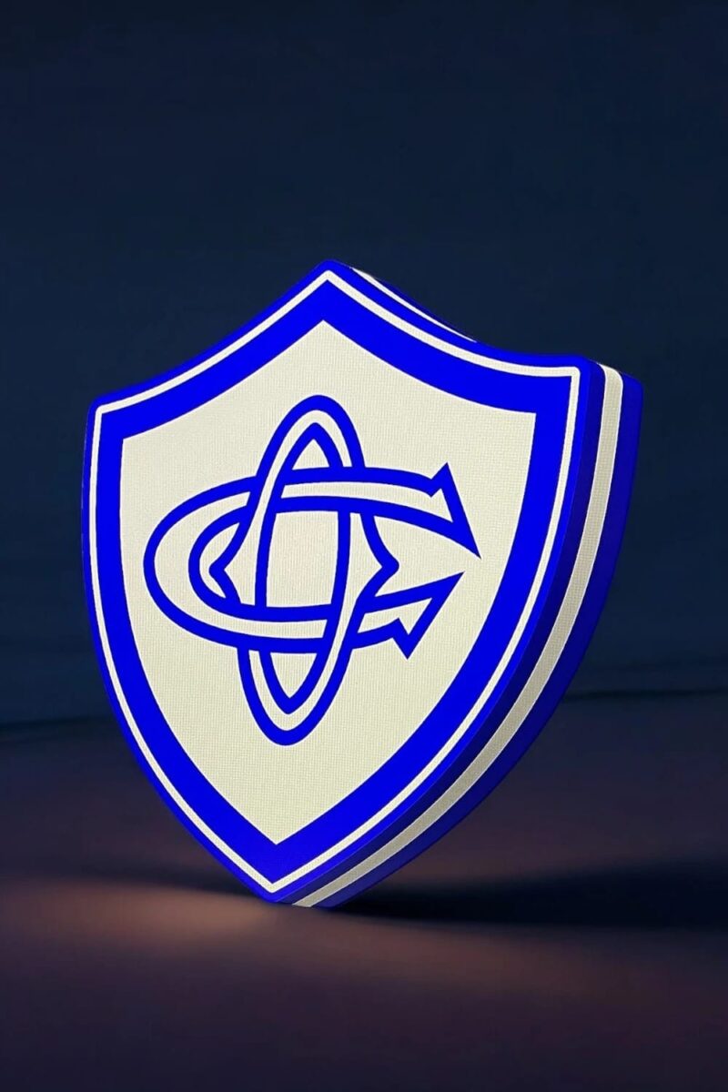 LED logo en 3D, création lumineuse avec éclairage bleu et blanc, figurine de protection ou de branding sur fond sombre.