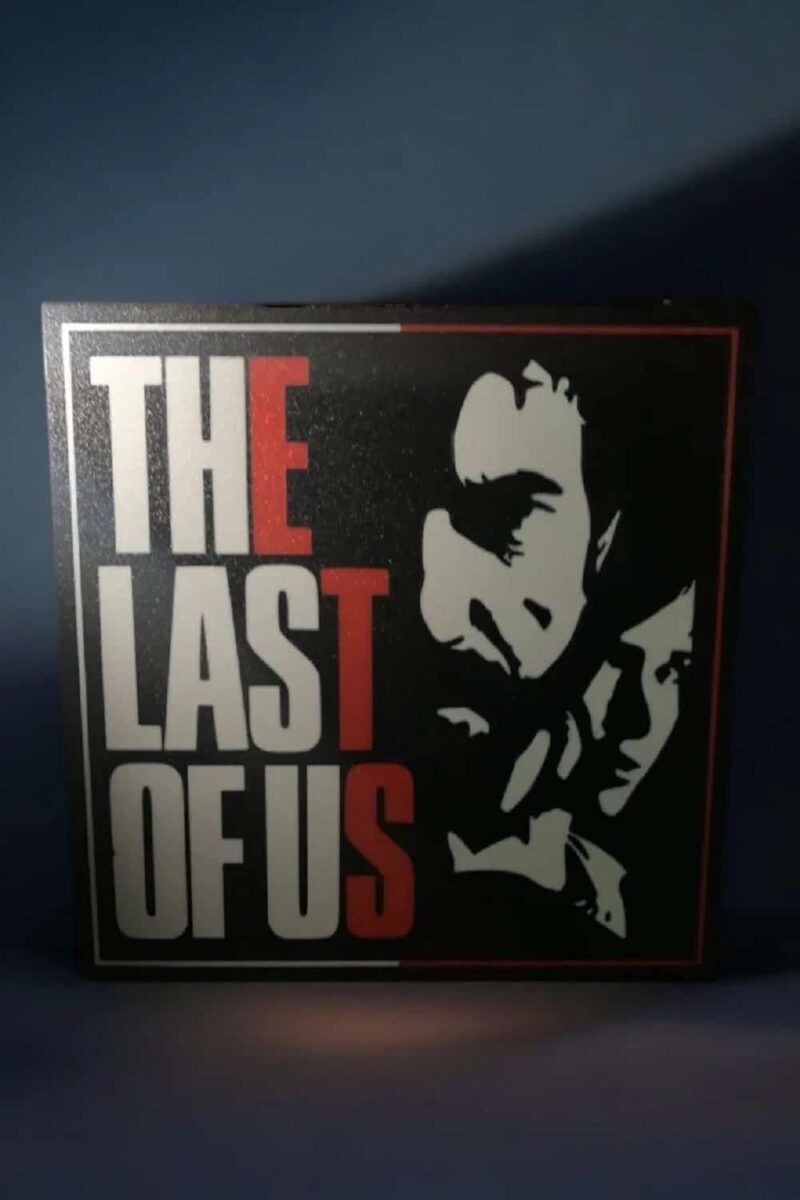LED lampe 3D inspirée de The Last of Us, design noir et blanc avec personnages emblématiques, parfaite pour une décoration lumineuse et originale.