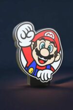 Super héros Mario en LED, créé avec impression 3D pour une décoration lumineuse originale et colorée. Parfait pour égayer la chambre ou comme cadeau personnalisé. Fabrication artisanale et design unique.