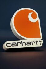 Lampe LED Carhartt en 3D avec logo orange et blanc, éclairage lumineux, création originale en impression 3D, décoration moderne, idéale pour les passionnés de mode streetwear et accessoires tendance.